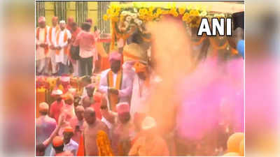 Yogi Holi 2022: शपथ ग्रहण से पहले योगी आदित्यनाथ गोरखपुर में मना रहे भव्य होली, भगवान नरसिंह शोभायात्रा में जमकर उड़ रहा गुलाल