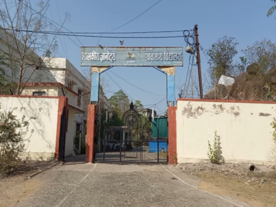 Jabalpur News : छात्राओं के हॉस्टल में घुस गए थे युवक, 12 दिन बाद भी कार्रवाई के नाम पर खानापूर्ति, ज्ञानोदय आवासीय छात्रावास की घटना