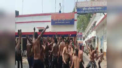 Lucknow Police: लखनऊ के हजरतगंज कोतवाली में आपत्तिजनक गाने पर थिरके पुलिसकर्मी, सोशल मीडिया पर जमकर हुई किरकिरी