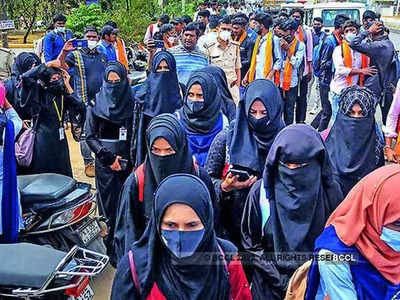 hijab controversy : हिजाब प्रकरणी निकाल देणाऱ्या हायकोर्टाच्या न्यायाधीशांना हत्येची धमकी, फिरायला जातच असतील ना