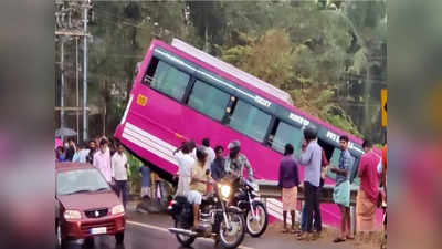 പാലക്കാട് സ്വകാര്യ ബസ് നിയന്ത്രണം വിട്ട് അപകടം; വന്‍ ദുരന്തം ഒഴിവായത് തലനാരിഴയ്ക്ക്‌