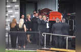 Shane Warne Funeral: बेटे जैक्सन ने ताबूत को चूमकर दी पिता शेन वॉर्न को आखिरी विदाई, देखें दिग्गज लेग स्पिनर की अंतिम यात्रा की तस्वीरें 