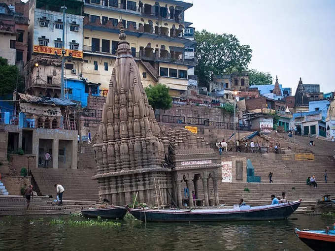 गंगा में डूबा रहता है मंदिर-