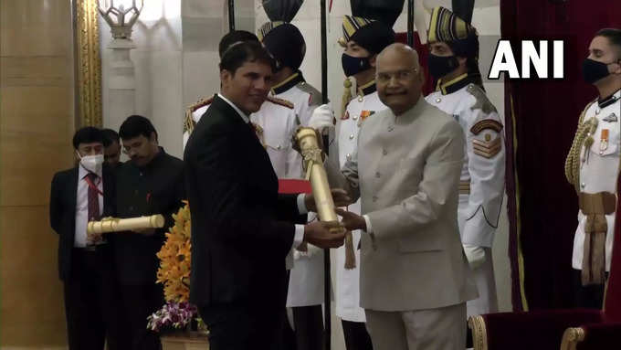 दिल्ली में राष्ट्रपति भवन में पद्म पुरस्कार कार्यक्रम का आयोजन हो रहा है। इसी कड़ी में राष्ट्रपति रामनाथ कोविंद ने पैरालंपिक रजत पदक विजेता देवेंद्र झाझरिया को पद्म विभूषण से साम्मानित किया है।