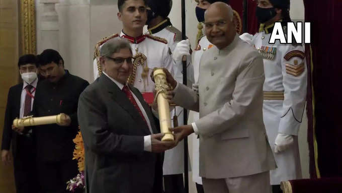 राष्ट्रपति भवन में आयोजित पद्म अवार्ड सेरेमनी में सीरम इंस्टिट्यूट के एमडी साइरस पूनावाला को राष्ट्रपति रामनाथ कोविंद ने पद्म विभूषण से सम्मानित किया।