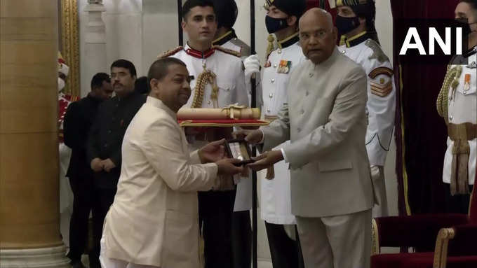 साहित्य और शिक्षा के क्षेत्र में अभूतपूर्व योगदान के लिए राधे श्याम खेमका को मरणोपरांत पद्म विभूषण से सम्मानित किया। राधे श्याम के बेटे ने राष्ट्रपति रामनाथ कोविंद से ये पुरस्कार ग्रहण किया।