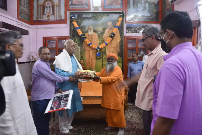 RSS प्रमुख मोहन भागवत गोरखपुर के दौरे पर हैं। मंगलवार को वह गोरखनाथ मंदिर पहुंचे और गोरखनाथ बाबा का आशीर्वाद लिया।