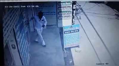 Noida News: चंद मिनटों में SBI सेवा केंद्र से चोर ने उड़ाई लाखों की नगदी, सीसीटीवी में कैद हुई वारदात