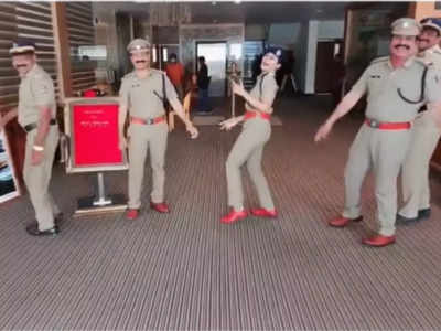 Viral Video: पुलिस वालों ने किया कच्चा बादाम पर डांस, लेकिन सबकी नजरें एक पर ही अटक गईं