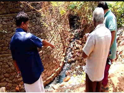 തോട് നിറഞ്ഞ് മാലിന്യം; വെള്ളമൊഴുകുന്നത് കറുത്ത നിറത്തില്‍, ദുരിതത്തിലായി നാട്‌, വീഡിയോ