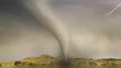 Viral Tornado Video: ঝড়ের হাওয়ায় উড়ে গেল ট্রাক