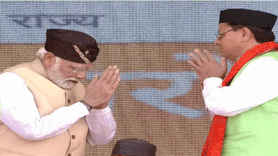 Pushkar Singh Dhami Shapath: मुख्यमंत्री बने पुष्कर सिंह धामी, उत्तराखंडी टोपी में आए मोदी, लेकिन तालियां ले गए बुल्डोजर बाबा
