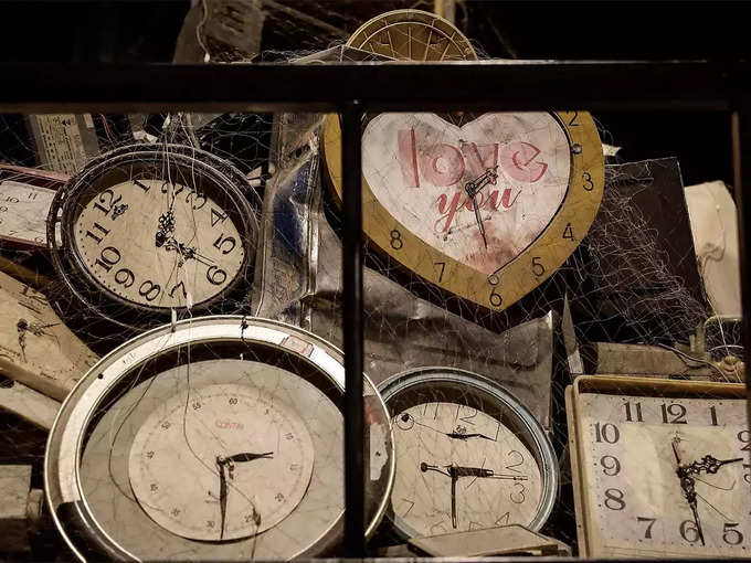 उत्तर प्रदेश में ब्रह्मा बाबा मंदिर में घड़ियां - Clocks At Brahma Baba Temple In Uttar Pradesh