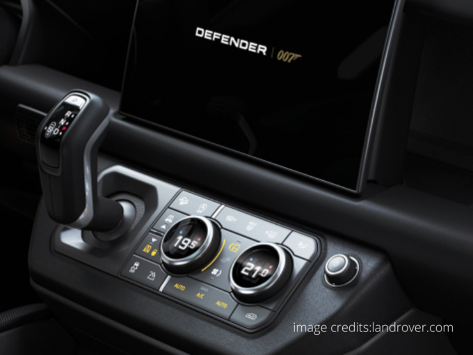 Land Rover Defender 007 int