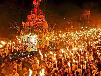 ஈரோடு பொன்காளியம்மன் திருவிழா: தீப்பந்தம் ஏந்தி வழிபாடு செய்த பக்தர்கள்!