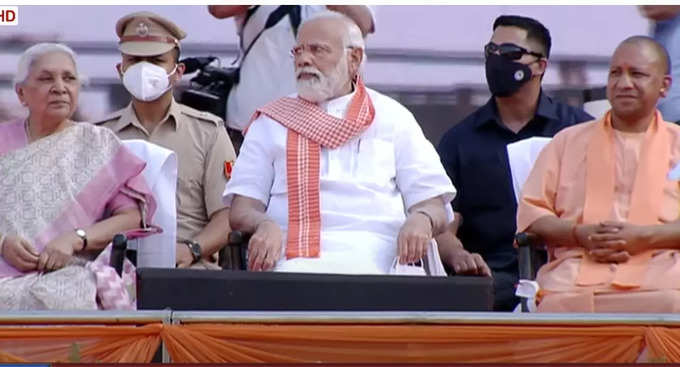 प्रधानमंत्री नरेंद्र मोदी मंच पर पहुंच चुके हैं। उनकी एंट्री होते ही स्टेडियम में मोदी-मोदी के नारे लगने लगे। लोग पीएम मोदी की एक झलक देखने को बेकरार दिखे।