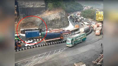 mumbai pune expressway : मुंबई-पुणे एक्स्प्रेस-वे वर टँकर उलटला, वाहतूक कोंडीने वाहनांच्या रांगा