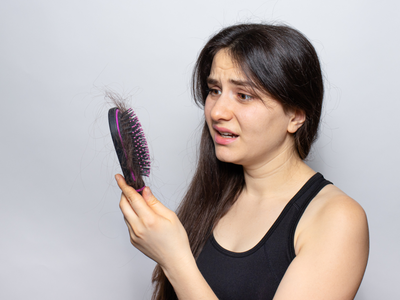 Hair Care Tips: तेजी से बाल झड़ने की वजह बन सकती है आपकी गंदी कंघी, जानें आखिर कब और क्यों बदल लेना चाहिए हेयर ब्रश