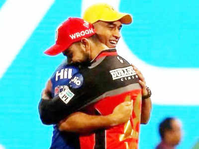 MS Dhoni-কে জড়িয়ে ধরলেন Virat Kohli, তারপর...