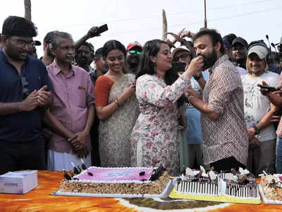 അനിയത്തിപ്രാവിന്റെ ഇരുപത്തിയഞ്ചാം വര്‍ഷം, ആഘോഷം ന്നാ താന്‍ കേസ് കൊട് ലൊക്കേഷനില്‍; സന്തോഷം പങ്കുവെച്ച് ചാക്കോച്ചന്‍