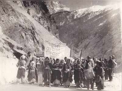 Chipko Andolan: उत्तराखंड के जंगलों को बचाने के लिए जब महिलाओं ने वन विभाग-मजदूरों से लिया था लोहा, 26 मार्च 1974 का दिन आज पूरे विश्व में चिपको आंदोलन के रूप में जाना जाता