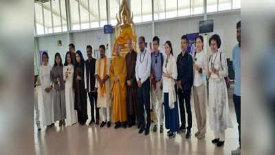 Kushinagar News: वियतनाम से कुशीनगर पहुंचे बौद्ध भिक्षु, महापरिनिर्वाण स्थलीय पर भगवान बुद्ध के किए दर्शन