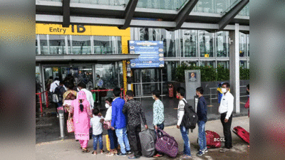 Delhi Airport Corona Guidelines: दिल्ली एयरपोर्ट पर दो साल बाद फिर शुरू हुई यात्रियों को छूकर जांच