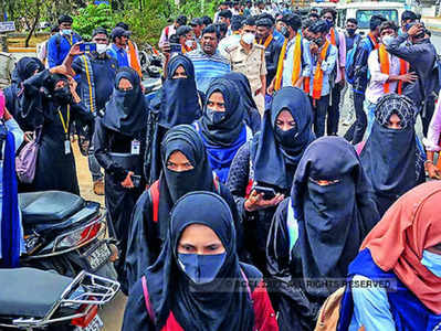 एसएसएलसी परीक्षा: कर्नाटक में दसवीं के बोर्ड एग्जाम शुरू, हिजाब पर कोर्ट का फैसला न मानने वालों को नहीं मिलेगी अनुमति