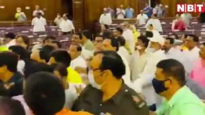 Bengal Assembly: बंगाल विधानसभा में टीएमसी और बीजेपी विधायकों के बीच मारपीट, देख‍िए वीडियो