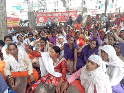 Jabalpur News : श्रमिक संगठनों की दो दिवसीय हड़ताल, आंगनबाड़ी कार्यकर्ताओं ने मांगों को लेकर सरकार के विरोध में लगाए नारे
