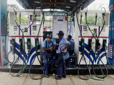 Petrol Diesel Price: पेट्रोल की कीमतों ने आज लगा दी सेंचुरी, डीजल भी 70 पैसा हुआ महंगा