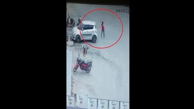 VIDEO : पिंपरी चिंचवडमधे PSI च्या बायकोचा राडा; हातात दगड घेऊन वाहनांची तोडफोड