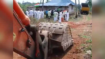 Ernakulam: ലൈഫ് ഭവന പദ്ധതി സ്ഥലത്തേക്ക് വഴി നിഷേധിച്ചുവെന്ന് യുഡിഎഫ്, കൊടി കുത്തി പ്രതിഷേധം