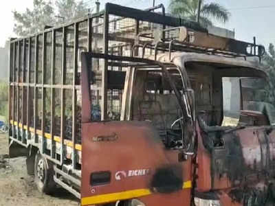Greater Noida Fire: ग्रेटर नोएडा में कैंटर में लगी भीषण आग, मुर्गी के सैकड़ों बच्चे जिंदा जले