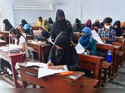Hijab Controversy: ह‍िजाब में छात्राओं को परीक्षा हॉल तक जाने दिया, 7 टीचर सस्‍पेंड