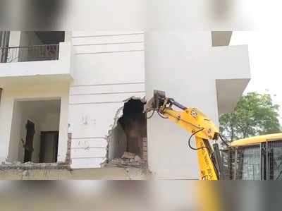 Lucknow News: CM योगी का फिर चला बुलडोजर, लखनऊ के हजरतगंज में बिल्डिंग ढहायी... खरीदार के करोड़ों रुपये फंसे