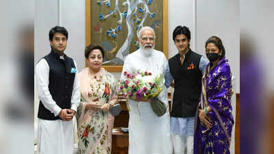 ये तस्वीर कुछ कहती है! PM मोदी से सपरिवार मिले ज्योतिरादित्य, सियासत में जूनियर सिंधिया को लॉन्च करने की है तैयारी?