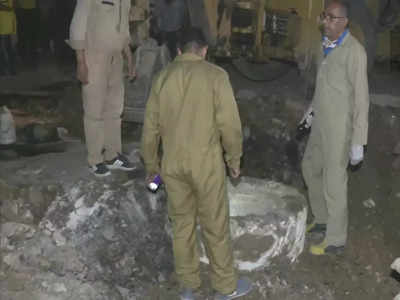 Delhi News: सीवर में फंसकर 4 की मौत... राष्‍ट्रीय मानवाधिकार आयोग ने मांगी दिल्‍ली सरकार से रिपोर्ट