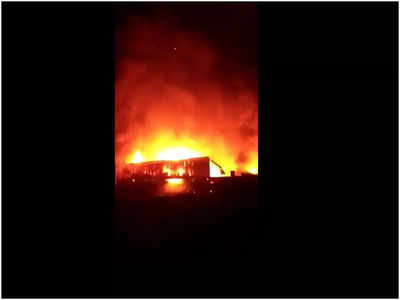 Noida News: ग्रेटर नोएडा की फैक्ट्री में भीषण आग, 3 महिलाएं झुलसीं, 10 ने कूदकर बचाई जान