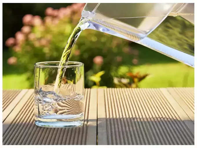 ​सूरज की रोशनी से चार्ज पानी पीने के फायदे