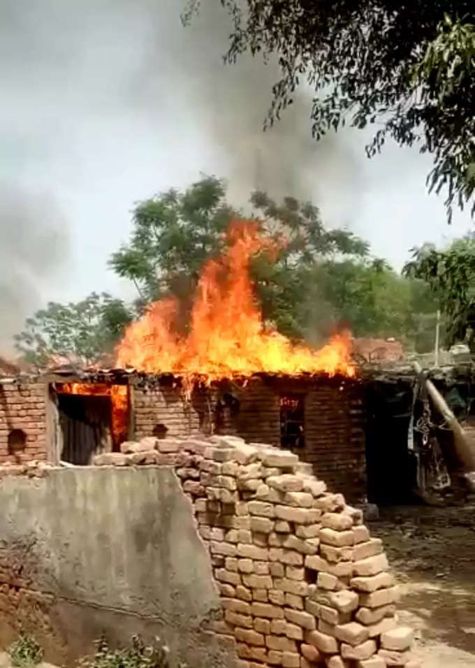 लोनी के शकलपुरा गांव में लगी आग, कमरे के अंदर बंधे पशुओं को बचाया गया