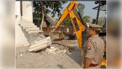 Saharanpur News: सरेंडर नहीं किया तो ध्वस्त कर दिया जाएगा मकान, दुष्कर्म आरोपियों के घर बुलडोजर लेकर पहुंची योगी की पुलिस