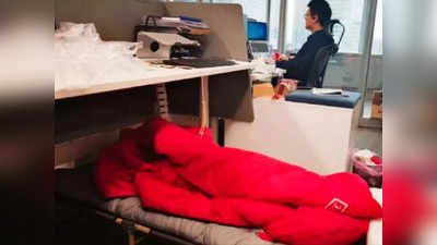 चीन: कोरोना के मामले बढ़े, कंपनियों ने कर्मचारियों के लिए ऑफिस में ही लगा दिए बिस्तर