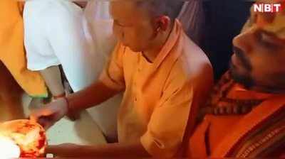 CM Yogi Adityanath: शपथ लेने के बाद पहली बार रामलला के दरबार में पहुंचे योगी, देखें वीडियो