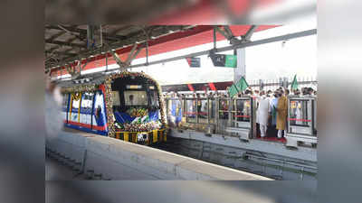 green flag to mumbai metro: गुढी पाडव्याला मुंबईकरांना मोठी भेट; मुख्यमंत्र्यांनी मेट्रोला दाखवला हिरवा झेंडा, तिकीट काढून केला प्रवास