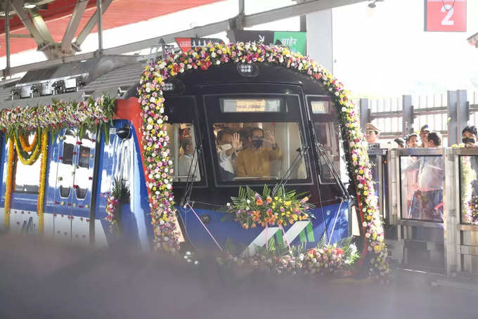 cm uddhav thackeray shows green flag to mumbai metro 2a and metro 7