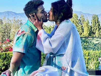 Priyanka Chopra और Nick Jonas ने लॉस एंजिल्स में लंच डेट के बाद किया स्मूच, फैंस को भायी ये लविंग केमेस्ट्री