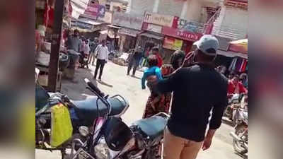 Ashoknagar News : बाइक की किस्‍त मांगने आए फाइनेंस कर्मचारियों पर युवक ने बीच सड़क पर पत्‍थर से किया हमला, वीडियो वायरल