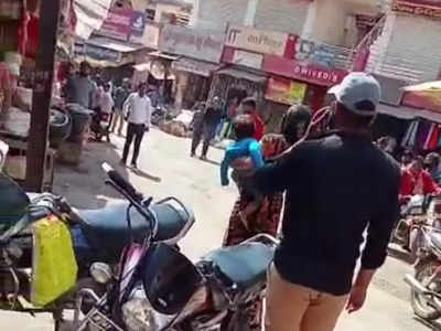 Ashoknagar News : बाइक की किस्‍त मांगने आए फाइनेंस कर्मचारियों पर युवक ने बीच सड़क पर पत्‍थर से किया हमला, वीडियो वायरल