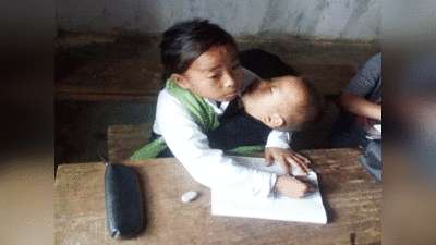 Manipur girl : 11 साल की उम्र में दुधमुंहे भाई को गोद लेकर जाती है स्कूल, आंखें नम कर देंगी यह तस्वीर